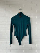 Load image into Gallery viewer, Lulu Lemon Athletic Top Size Medium
