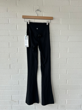 Load image into Gallery viewer, Lulu Lemon Athletic Pants Size 2 (26)
