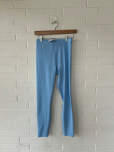 Load image into Gallery viewer, Alo Athletic Pants Size Small
