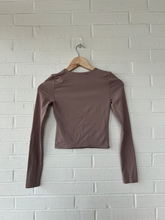 Load image into Gallery viewer, Babaton Long Sleeve Top Size Extra Small
