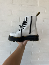 Load image into Gallery viewer, Dr Martens Boots Womens 7
