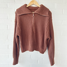 Load image into Gallery viewer, American Eagle Sweater Size Medium
