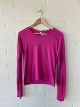 Load image into Gallery viewer, Lulu Lemon Athletic Top Size Medium
