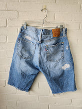 Load image into Gallery viewer, Levi Shorts Size 34
