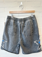 Load image into Gallery viewer, Shorts Size Large
