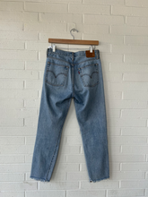 Load image into Gallery viewer, Levi Denim Size 3/4 (27)
