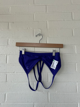 Load image into Gallery viewer, Gym Shark Sports Bra Size Small
