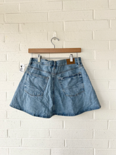 Load image into Gallery viewer, American Eagle Short Skirt Size 2
