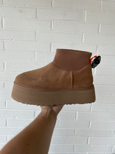 Load image into Gallery viewer, Uggs Boots Womens 9
