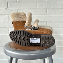Load image into Gallery viewer, Uggs Boots Womens 7
