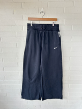 Load image into Gallery viewer, Nike Pants Size Large
