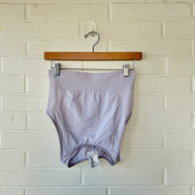Load image into Gallery viewer, Lulu Lemon Sports Bra Size Medium

