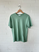 Load image into Gallery viewer, Nike T-shirt Size Small

