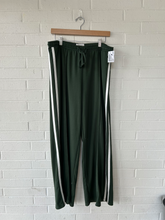 Load image into Gallery viewer, American Eagle Pants Size Medium
