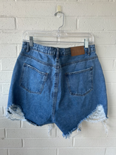 Load image into Gallery viewer, Missguided Shorts Size 9/10
