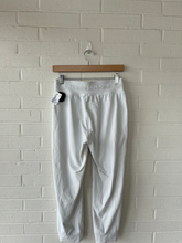 Load image into Gallery viewer, Lulu Lemon Athletic Pants Size Medium

