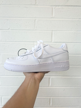 Load image into Gallery viewer, Nike Womens Athletic Shoes Womens 7.5
