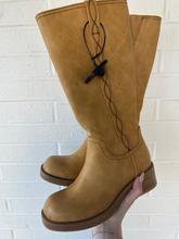 Load image into Gallery viewer, No Boundaries Boots Womens 6

