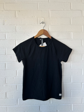 Load image into Gallery viewer, Vuori Athletic Top Size Medium
