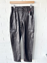 Load image into Gallery viewer, American Eagle Pants Size 0 (24)
