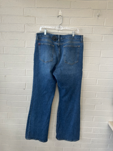 Load image into Gallery viewer, Bdg Denim Size 33
