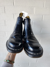 Load image into Gallery viewer, Dr Martens Boots Womens 9
