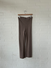 Load image into Gallery viewer, Old Navy Active Pants Size Small
