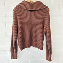 Load image into Gallery viewer, American Eagle Sweater Size Medium
