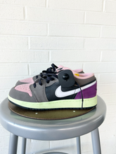 Load image into Gallery viewer, Nike Womens Athletic Shoes Womens 7.5
