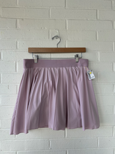 Load image into Gallery viewer, Tna Athletic Shorts Size Large

