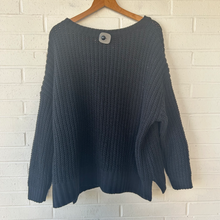 Load image into Gallery viewer, American Eagle Sweater Size Medium

