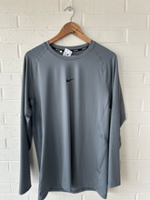Load image into Gallery viewer, Nike Athletic Top Size Extra Large
