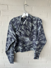 Load image into Gallery viewer, Lulu Lemon Sweatshirt Size Small
