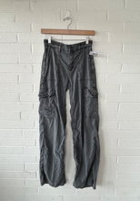 Load image into Gallery viewer, American Eagle Pants Size 0 (24)
