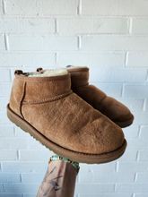 Load image into Gallery viewer, Uggs Boots Womens 6
