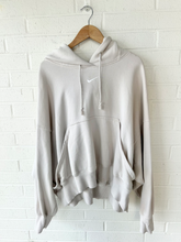 Load image into Gallery viewer, Nike Sweatshirt Size Medium
