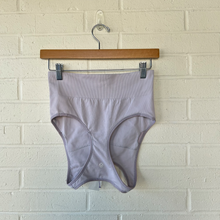 Load image into Gallery viewer, Lulu Lemon Sports Bra Size Medium
