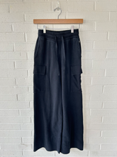 Load image into Gallery viewer, Alo Pants Size Extra Small
