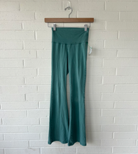 Load image into Gallery viewer, Tna Pants Size Extra Small

