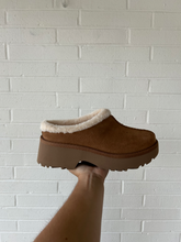 Load image into Gallery viewer, Uggs Casual Shoes Womens 8
