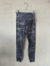 Load image into Gallery viewer, Lulu Lemon Athletic Pants Size 3/4 (27)
