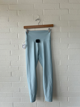 Load image into Gallery viewer, Alo Athletic Pants Size Small

