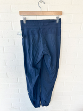 Load image into Gallery viewer, Lulu Lemon Athletic Pants Size 3/4 (27)
