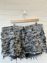 Load image into Gallery viewer, Fashion Nova Shorts Size 2XL
