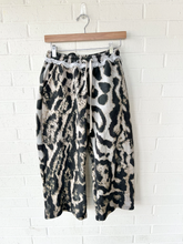 Load image into Gallery viewer, Pants Size Extra Small
