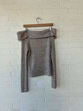 Load image into Gallery viewer, H &amp; M Sweater Size Medium
