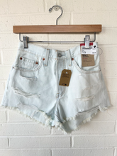 Load image into Gallery viewer, Levi Shorts Size 26
