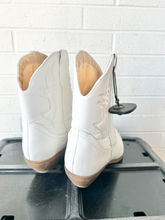 Load image into Gallery viewer, Boots Womens 12
