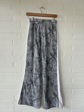Load image into Gallery viewer, Grayson Threads Pants Size Extra Small

