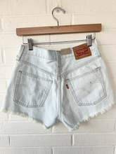 Load image into Gallery viewer, Levi Shorts Size 26
